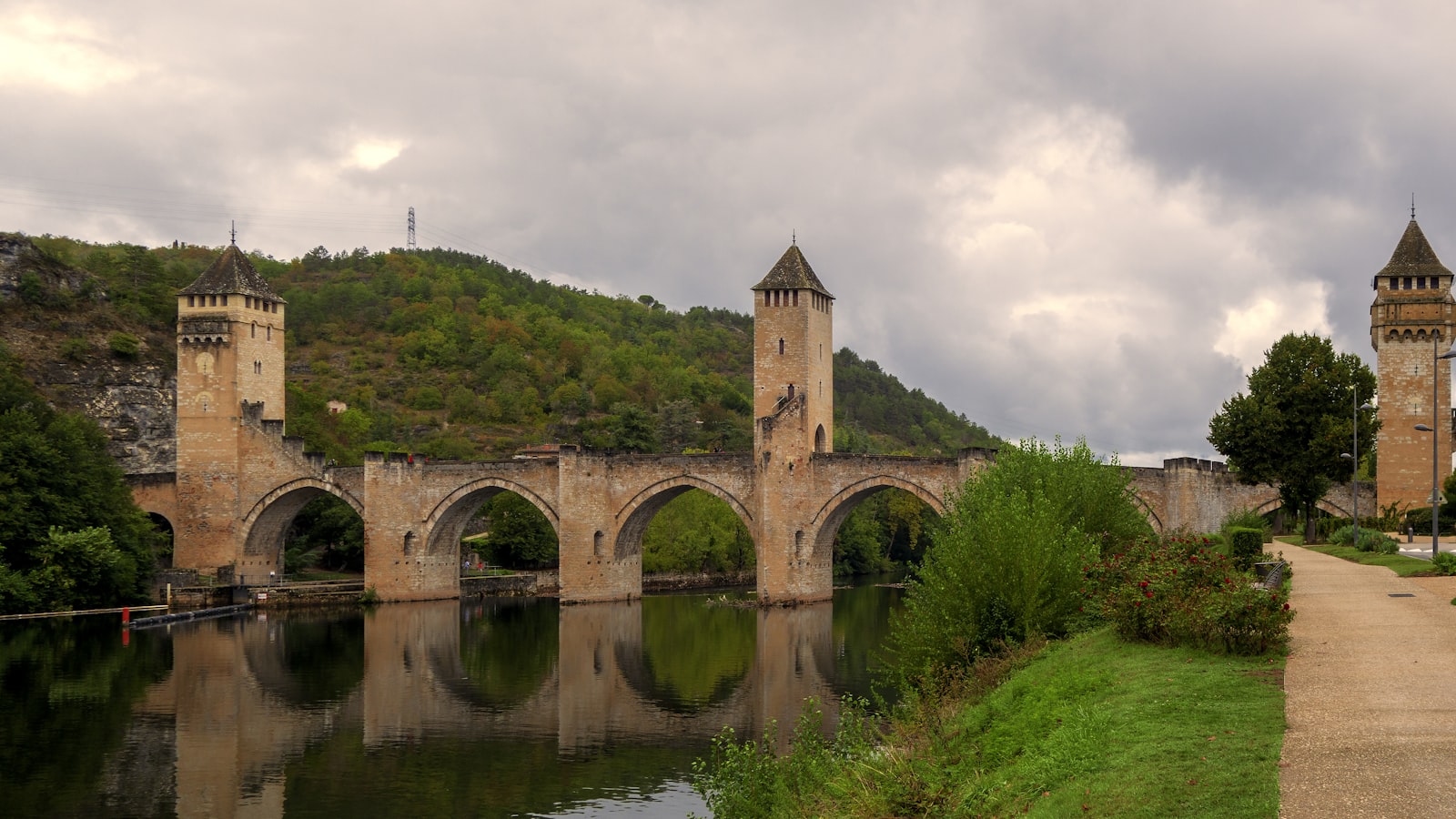 Cahors Travel Guide 2026: Best Time, Attractions, Food & Stay