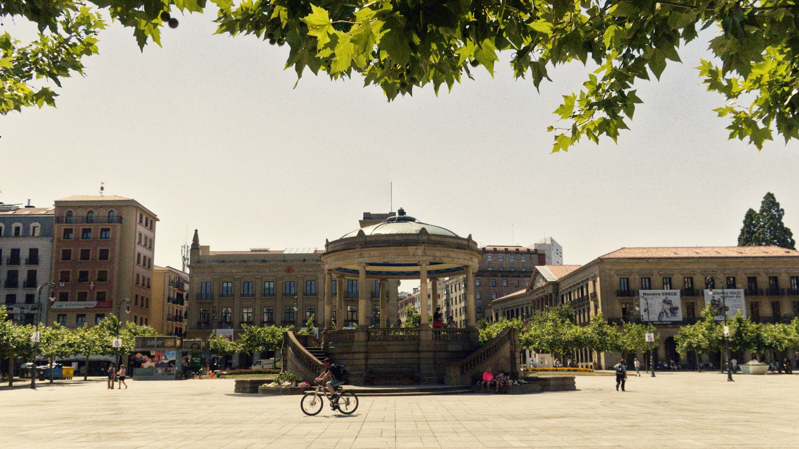 Pamplona Travel Guide 2026: Best Time, Attractions & Food