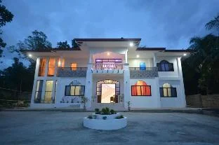 White Summerville Tourist Inn