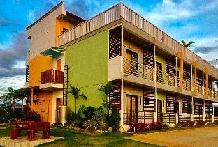 Jeanines Travellers Inn by RedDoorz
