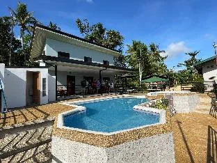 Vacation House with Pool and Garden for 12 pax