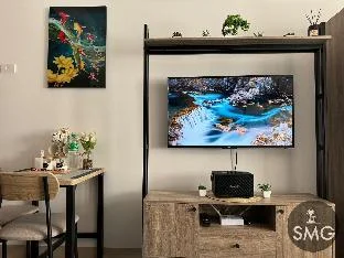 SMG-Green2: Netflix, Swim & Relax
