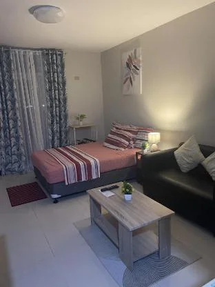 Spacious studio w/balcony and guest parking