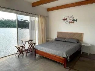 Maldives-inspired rm w/ direct access to the lake