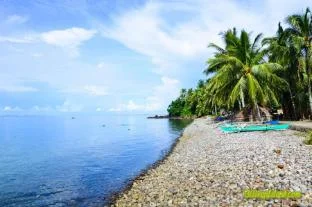 Family-Friendly 2BR Haven for 10 Near the Sea!