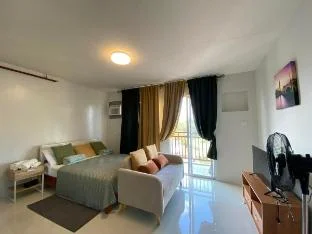 Budget Studio, 10 mins from airport, work-ready