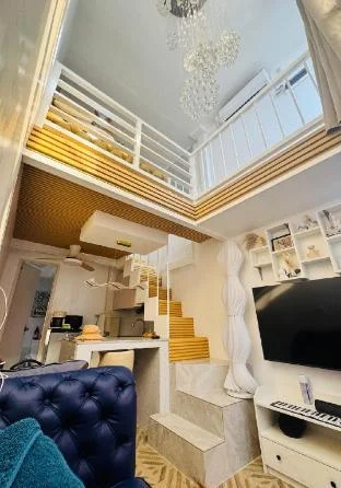 Near Airport and Beach Modern Loft with Pond