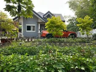 Morales Attic House| 3BR Garden Home | Sleeps 14