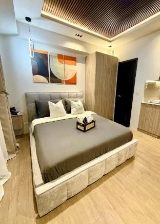 One Manhattan Megaworld (LITTLE D'S CONDO UNIT)