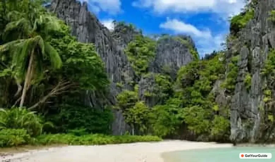 Limestone islands and clear water in Bacuit Bay, El Nido
