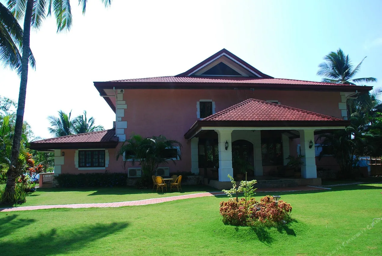Las Flores Beachside Hotel
