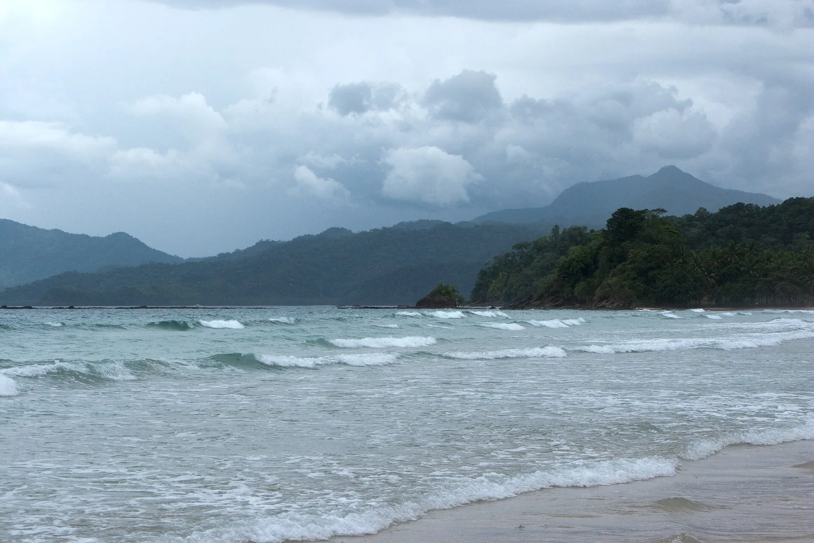 Philippines vs Vietnam 2026: Which Should You Visit?
